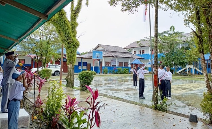 Pengibaran bendera merah putih pada Upacara HUT ke-79 RI di Yayasan Hermon Timika. (Foto: Arifin Lolialang/Seputarpapua)