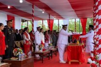 Bupati Asmat Elisa Kambu menyerahkan bendera kepada pembawa baki bendera. (Foto: Elgo Wohel/Seputarpapua)