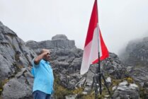 Penghormatan kepada Bendera Merah Putih oleh Maximus Tipagau saat melaksanakan Upacara memperingati HUT ke-79 Kemerdekaan RI di Puncak Cartenz. (Foto: Ist)