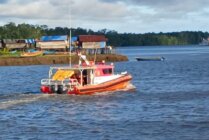 Kapal Pencarian Tim SAR Gabungan saat menuju lokasi kejadian Kapal long boat 40 PK yang dilaporkan hilang kontak di Perairan Puriri. (Foto: SAR Mimika)