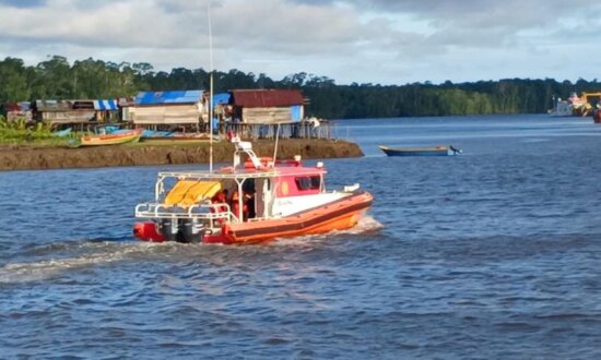 Kapal Pencarian Tim SAR Gabungan saat menuju lokasi kejadian Kapal long boat 40 PK yang dilaporkan hilang kontak di Perairan Puriri. (Foto: SAR Mimika)