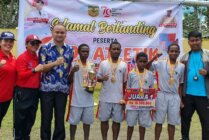 Tim putra SATP yang menjuarai lomba Kids Atletik saat foto bersama dengan guru pendamping dan pihak dari Disporabudpar Mimika. (Foto: Mujiono/Seputarpapua)