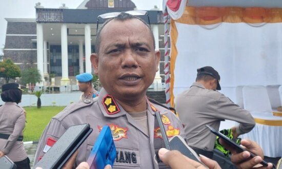 Kapolres Mimika I Komang Budiartha saat ditemui wartawan usai menggelar Apel Gelar Pasukan di Kantor Pusat Pemerintahan Kabupaten Mimika yang melibatkan ratusan personel gabungan terdiri dari TNI AD, AU, AL, Polri, BPBD, Kantor Pencarian dan Pertolongan, Brimob Yon B, dan Satpol PP, Senin, (2/9/2024). (Foto: Fachruddin Aji/Seputarpapua)