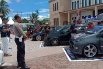 Juri dan panitia saat melakukan penilaian terhadap peserta yang memiliki car modification. (Foto: Arifin Lolialang/Seputarpapua)