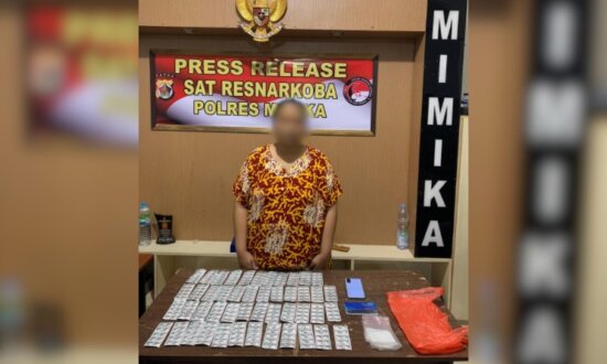 Pelaku berinisial SR yang ditangkap oleh Satresnarkoba Polres Mimika karena diduga memperjualbelikan obat terlarang jenis Alprazolam. (Foto: Satresnarkoba Polres Mimika)