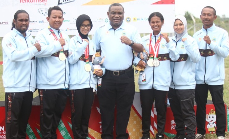 Peraih medali emas PON XXI, Panji Agrya Kusuma (kedua dari kiri), saat foto bersama dengan Wakil Ketua KONI Papua Tengah Cessar Avianto Tunya (tengah) dan atlet cabor terbang layang. (Foto: Saldi/Seputarpapua)