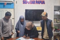 Kepala SMPIT Permata Papua (kerudung Abu) Ana Qamariah menandatangani perjanjian kerja sama BKN dengan Direktur PT Pala Grafika Nusantara (Seputarpapua.com), Misba Latuapo, Senin (2/8/2024). (Foto: Dok Seputarpapua)