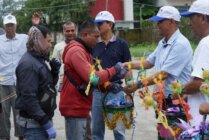 Bakal Calon Wakil Bupati Yusuf Rombe pasangan dari Alexsander Omaleng saat membagikan ember maulid kepada tukang ojek dan anak-anak panti asuhan. (Foto: Tim Media AIYE)