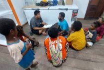 Staf program perencanaan Divisi Sosial dan Ekonomi Dwi Iksan Kanang saat bertemu dengan Pokja Kampung Jaitak. (Foto: Fachruddin Aji/Seputarpapua)