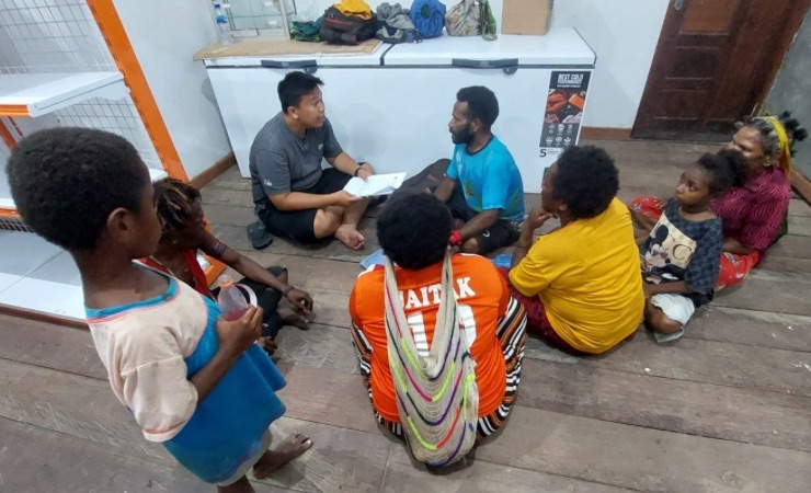 Staf program perencanaan Divisi Sosial dan Ekonomi Dwi Iksan Kanang saat bertemu dengan Pokja Kampung Jaitak. (Foto: Fachruddin Aji/Seputarpapua)