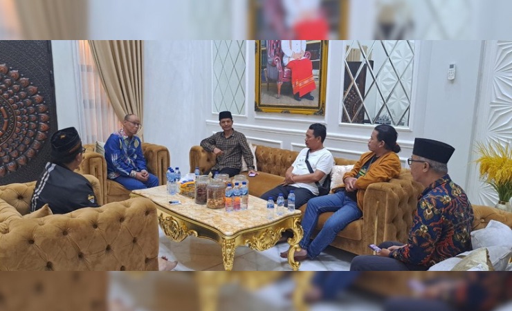 Bakal Calon Wakil Bupati Mimika Yusuf Rombe saat menemui perwakilan Kerukunan Keluarga Madura. (Foto: Tim Media AIYE)