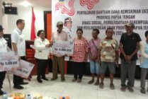 Penjabat (Pj) Gubernur Papua Tengah, Ribka Haluk didampingi Pj Bupati Mimika, Valentinus S. Sumito, Plt Dinsos dan Pemberdayaan Perempuan dan Perlindungan Anak Provinsi Papua Tengah, Nenu Tabuni dan Kepala Kantor Pos Timika, Lindra Harianto. (Foto: Arifin Lolialang/Seputarpapua)