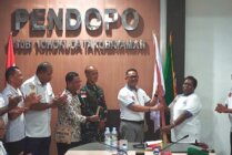 Penjabat (Pj) Bupati Mappi melepas kontingen Kabupaten Mappi, Papua Selatan, untuk mengikuti Pesta Paduan Suara Gerejawi (Pesparawi) I Tingkat Provinsi Papua Selatan tahun 2024. (Foto: Dok Pemkab Mappi)