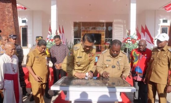 Penjabat Gubernur Provinsi Papua Selatan Rudy Sufahriadi bersama Bupati Asmat Elisa Kambu Meresmikan Kantor Bupati Asmat. (Foto: Elgo Wohel/Seputarpapua)