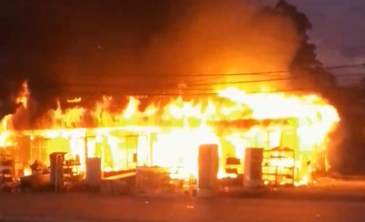 Foto 1: Delapan kios yang terbakar di Jalan Cenderawasih, Kuala Kencana. (Foto: Fachruddin Aji/Seputarpapua)