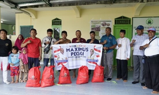 Penyerahan bantuan kepada korban kebakaran oleh Tim Maximus-Peggi. (Foto: Dok Tim Media MT)