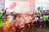 Para peserta colour run HUT Polantas ke 69 saat memulai lari. (Foto: Mujiono/Seputarpapua)