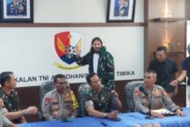 Pilot Susi Air Phillip Mark Mehertens saat melambaikan tangan kepada wartawan dalam konferensi pers yang digelar di Landasan Udara Yohanis Kapiyau, Mimika, Papua Tengah, Sabtu (21/9/2024). (Foto: Fachruddin Aji/Seputarpapua)