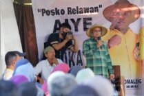 Bakal calon Wakil Bupati Mimika Yusuf Rombe pasangan bakal calon Bupati Alexsander Omaleng saat menemui petani di SP4. (Foto: Media AIYE)