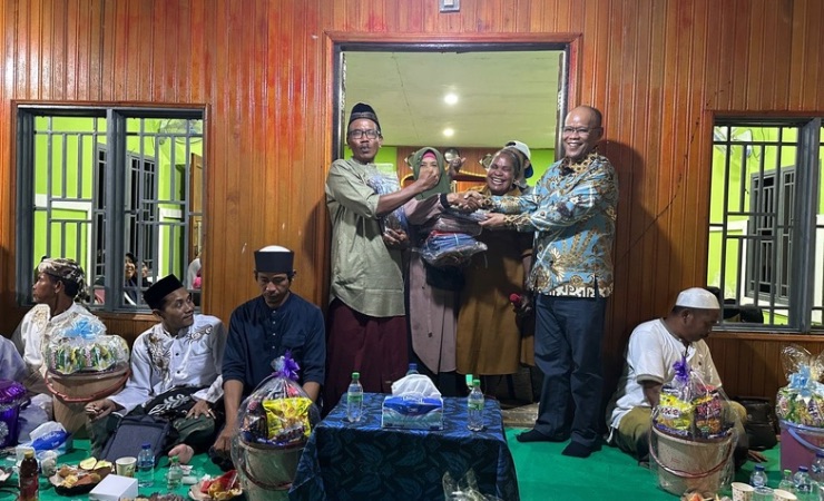 Bakal calon Wakil Bupati Mimika Yusuf Rombe pasangan bakal calon Bupati Alexsander Omaleng saat menghadiri Maulid Nabi bersama warga Sunda Banten (Foto: Media AIYE)