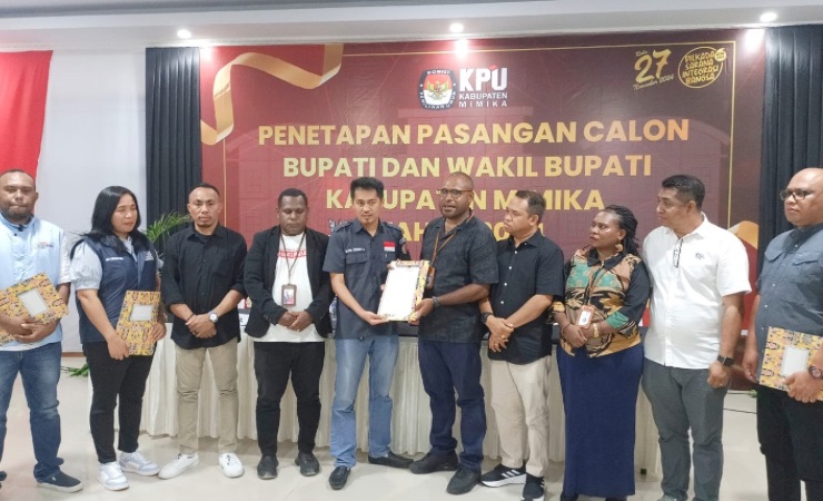 Ketua KPU Mimika menyerahkan berita acara penetapan pasangan calon kepada Bawaslu Mimika yang disaksikan penghubung masing-masing Paslon. (Foto: Mujiono/Seputarpapua)