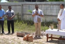 Peletakan Batu Pertama pembangunan Taman Doa Gua Maria Gereja Paroki St. Yakobus Rasul di Kota Kepi, Kabupaten Mappi, Provinsi Papua Selatan, oleh Penjabat (Pj) Bupati Mappi, Michael R. Gomar. (Foto: Dok Pemkab Mappi)