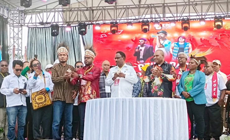 Ketua KPU Mimika didampingi Komisioner KPU Mimika, Ketua Bawaslu Mimika, dan perwakilan Pemda Kabupaten Mimika saat hendak melepas burung merpati pada Deklarasi kampanye damai. (Foto: Mujiono/Seputarpapua)