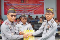 (Dari kiri) Kepala Lapas Kelas II B Timika yang Baru Mansur Yunus Gafur, saat berjabat tangan menerima dokumen sertijab dari Plt Kalapas Jimreves E.S, disaksikan oleh Kepala Kantor Wilayah (Kakanwil) Kemenkumham Papua Anthonius Mathius Ayorbaba (tengah) di Kantor Lapas Kelas II B Timika, Sabtu (31/8/2024). (Foto: Fachruddin Aji/Seputarpapua)