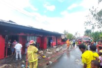 Petugas Pemadam kebakaran saat memadamkan api di lokasi kejadian. (Foto: Fachruddin Aji/Seputarpapua)