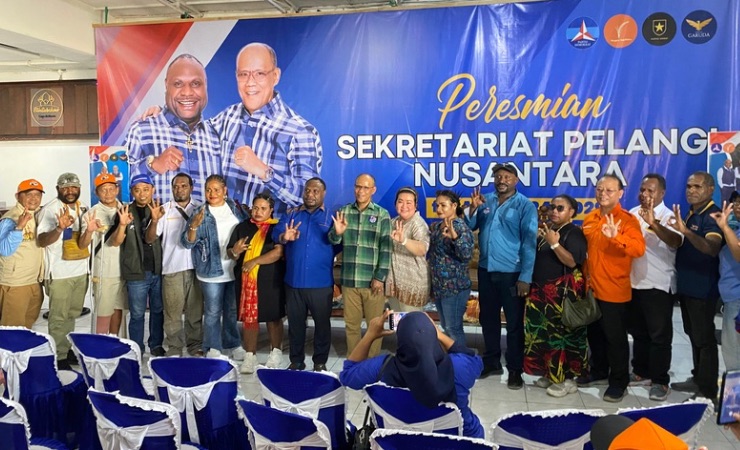 Paslon Alexsander Omaleng dan Yusuf Rombe (AIYE) foto bersama dengan Relawan Pelangi Nusantara. (Foto: Media AIYE)