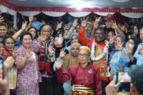 Paslon Bupati Alexsander Omaleng dan Wakil Bupati Yusuf Rombe foto bersama dengan AIYE Community. (Foto: Media AIYE)