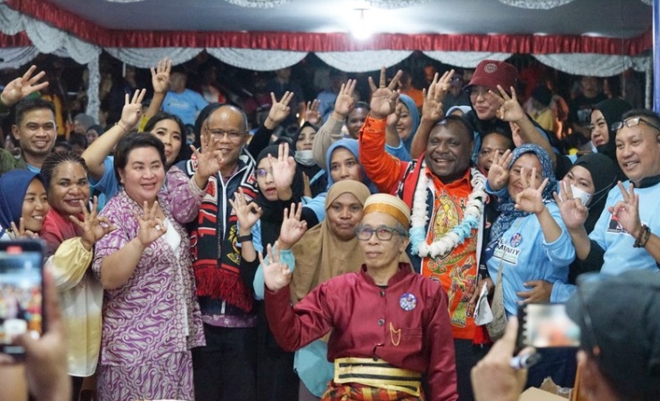 Paslon Bupati Alexsander Omaleng dan Wakil Bupati Yusuf Rombe foto bersama dengan AIYE Community. (Foto: Media AIYE)