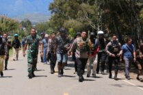 Caption foto : Aparat gabungan TNI-Polri saat mengamankan lokasi bentrokan. (Foto: Ist)