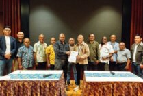 Ketua Pembina YPMAK Engel Enoch menyerahkan PKS sementara kepada Ketua YPMAK terpilih periode 2024-2029 Dr Leonardus Tumuka. (Foto: Mujiono/Seputarpapua)