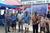 Komandan Lanal (Danlanal) Timika, Letnan Kolonel (Letkol) Laut (P), Benedictus Hery Murwanto memberikan sembako secara simbolis kepada masyarakat. (Foto: Arifin Lolialang/Seputarpapua)