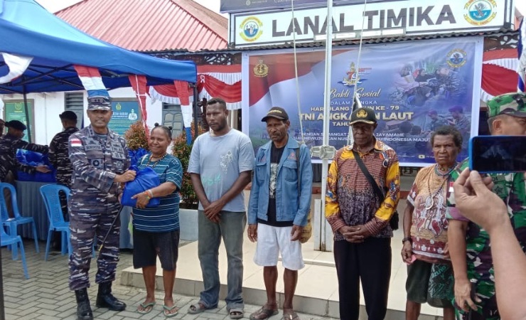 Komandan Lanal (Danlanal) Timika, Letnan Kolonel (Letkol) Laut (P), Benedictus Hery Murwanto memberikan sembako secara simbolis kepada masyarakat. (Foto: Arifin Lolialang/Seputarpapua)