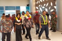 Pj Bupati Mimika Valentinus Sudarjanto Sumito saat tiba di Bandar Udara Mozes Kilangin Sisi Selatan didampingi sang istri dan Pj Sekda Mimika Petrus Yumte, Minggu (8/9/2024). (Foto: Fachruddin Aji/Seputarpapua)