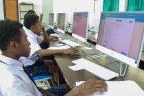 Yohanes M.W Keiya saat menyelesaikan soal matematika di UPT pusat prestasi SATP. (Foto: Dok SATP)