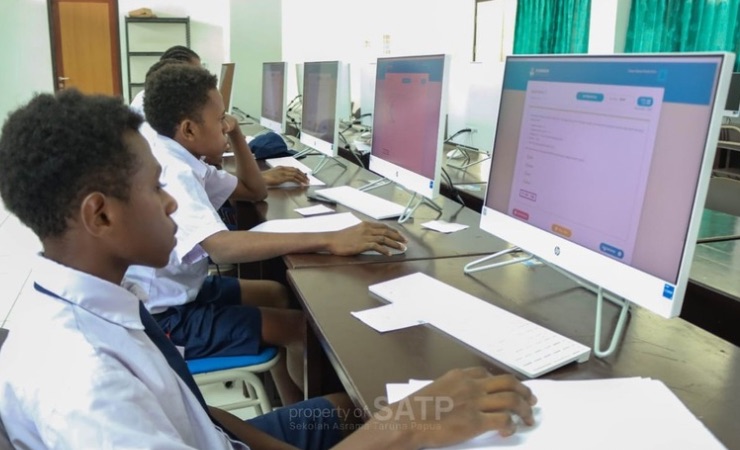 Yohanes M.W Keiya saat menyelesaikan soal matematika di UPT pusat prestasi SATP. (Foto: Dok SATP)