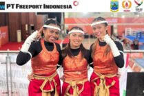 Hulda Elisabeth Sroyer, Fitria Juwita, dan Prisillia Yuliana Sahelangi meraih Medali Perak pada kategori Seni Muay Aerobic Putri. (Foto: PTFI)