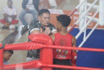 Pelatih Kepala Tim Muay Thai Papua Tengah, Jones Ayorbaba saat memberikan semangat kepada Huwal Putra Howay ketika berlaga di partai semifinal 54 Kg melawan tuan rumah Aceh. (Foto: Saldi/Seputarpapua)