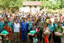 Foto bersama Penjabat (Pj) ketua TP-PPK Kabupeten Mappi, Stefani Gomar bersama masyarakat Kampung Kabe di Distrik Minyamur, Kabupaten Mappi, Provinsi Papua Selatan. (Foto: Dok Pemkab Mappi)