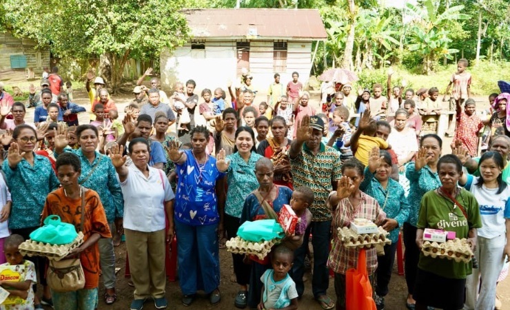 Foto bersama Penjabat (Pj) ketua TP-PPK Kabupeten Mappi, Stefani Gomar bersama masyarakat Kampung Kabe di Distrik Minyamur, Kabupaten Mappi, Provinsi Papua Selatan. (Foto: Dok Pemkab Mappi)