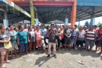 Yoki Songdegau yang mengatasnamakan perwakilan Solidaritas Mahasiswa dan Masyarakat Timika (SOMAMA-TI) saat menyampaikan aspirasi di Pasar Sp 2 Mimika, Papua Tengah, Selasa (10/9/2024). (Foto: Fachruddin Aji/Seputarpapua.com)