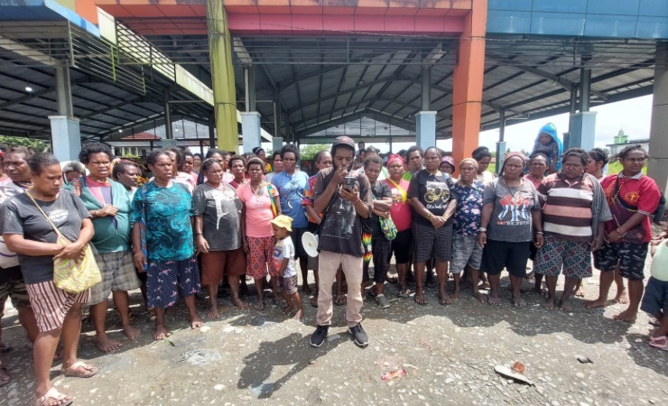 Yoki Songdegau yang mengatasnamakan perwakilan Solidaritas Mahasiswa dan Masyarakat Timika (SOMAMA-TI) saat menyampaikan aspirasi di Pasar Sp 2 Mimika, Papua Tengah, Selasa (10/9/2024). (Foto: Fachruddin Aji/Seputarpapua.com)