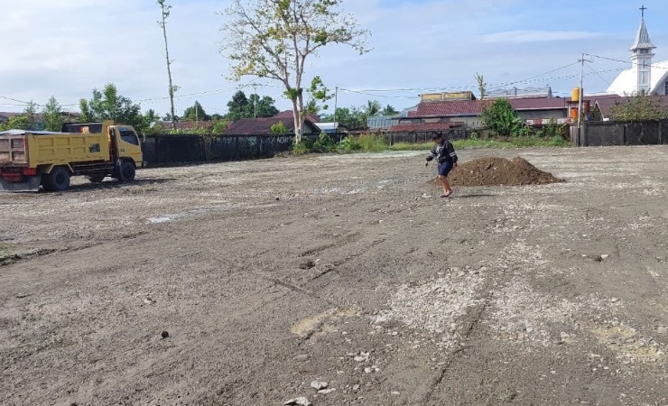 Alat berat yang digunakan untuk meratakan pelataran Gedung Tongkonan. (Foto: Tim Media AIYE)