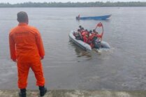 Tim SAR gabungan melakukan pencarian korban tenggelam di sungai Atsj, Kabupaten Asmat, Papua Selatan. (Foto: SAR Timika)