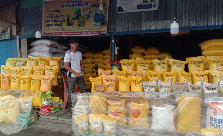 Ayudin saalah seorang penjual beras di Pasar Central Timika, kabupaten Mimika, Papua Tengah. (Foto: Arifin Lolialang/Seputarpapua)