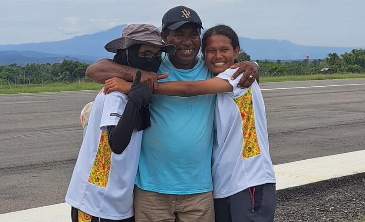 Atlet terbang layang Papua Tengah peraih medali emas PON XXI Aceh-Sumut 2024, Mentari dan Dita, bersama dengan pelatih. (Foto: Ist)