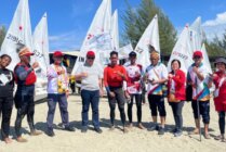 Tim layar pPapua berswafoto dengan pengurus ontingen Papua. (Foto: Kontingen Papua)